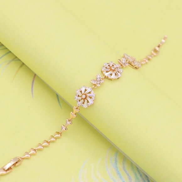 "Sparkling Rose Gold Floral Bracelet with Round & Clover Design, XPBL0962 - Picture 3 of 12